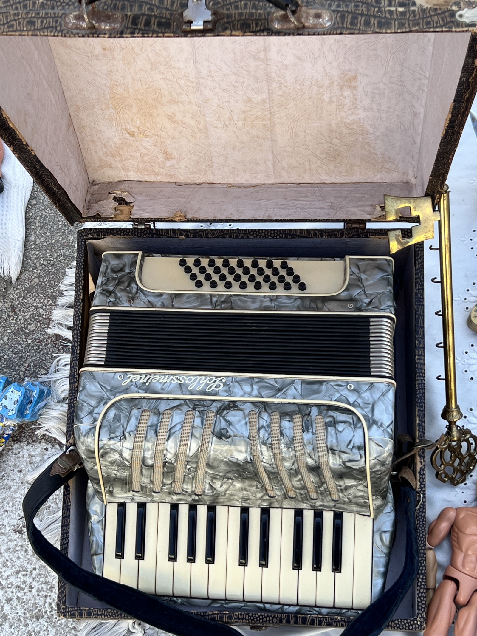 Ну что, снова испанская барахолка: от роботов-пылесосов до ноутбуков. И немного странных девайсов - 10