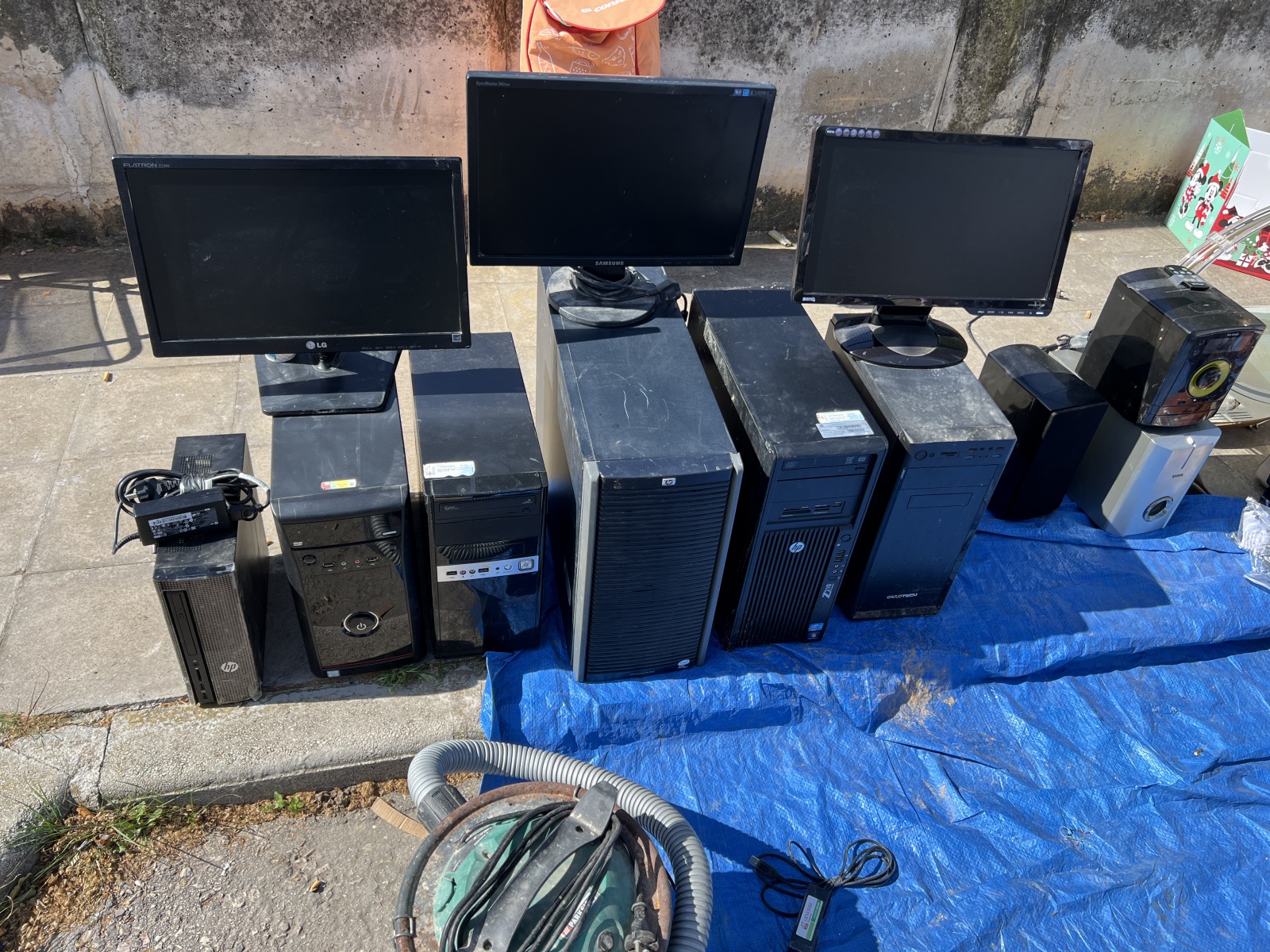 Ну что, снова испанская барахолка: от роботов-пылесосов до ноутбуков. И немного странных девайсов - 12