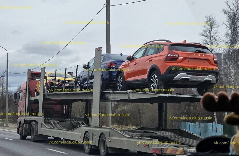 Lada Iskra едут к дилерам: разноцветные машины в разных кузовах заметили на дороге