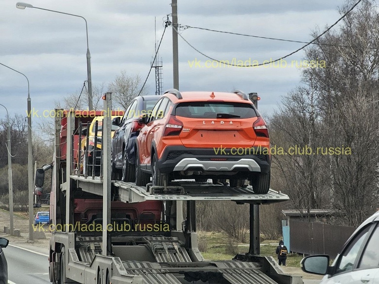 Lada Iskra едут к дилерам: разноцветные машины в разных кузовах заметили на дороге