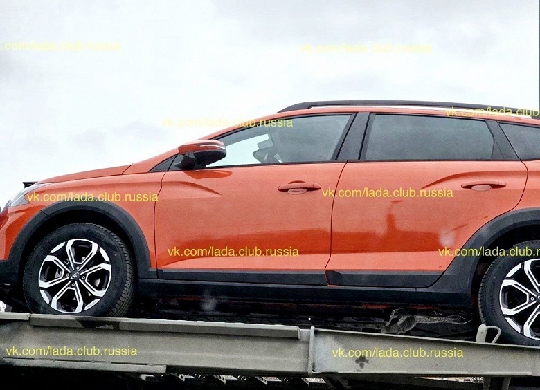 Lada Iskra едут к дилерам: разноцветные машины в разных кузовах заметили на дороге