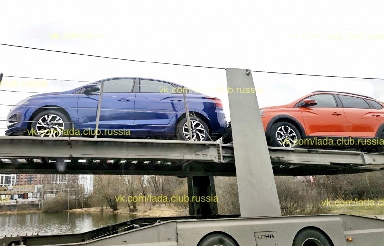 Lada Iskra едут к дилерам: разноцветные машины в разных кузовах заметили на дороге