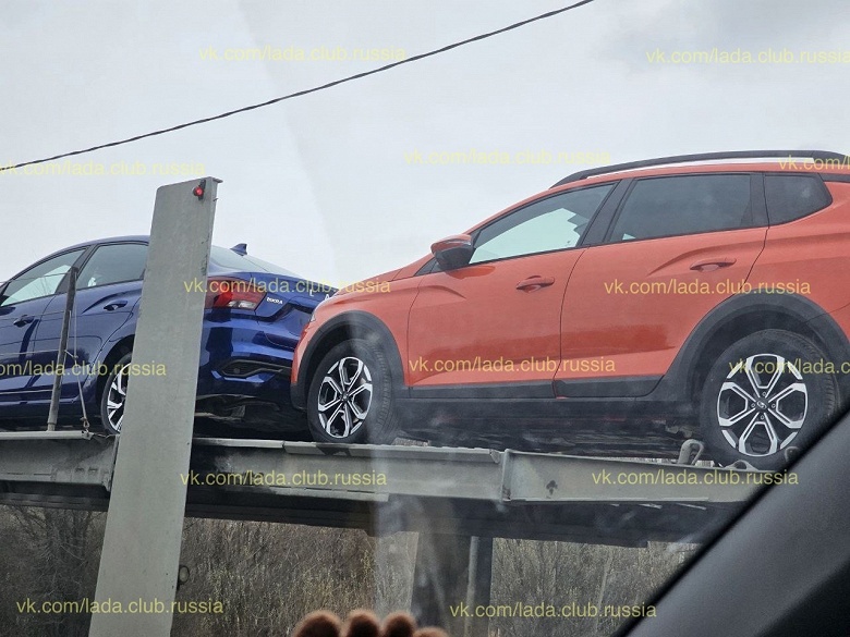 Lada Iskra едут к дилерам: разноцветные машины в разных кузовах заметили на дороге