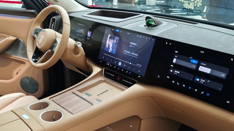 Флагман с запасом хода 1526 км, который выходит одновременно в России и Китае, стал невероятным хитом: 100 000 человек уже заказали Aito M8