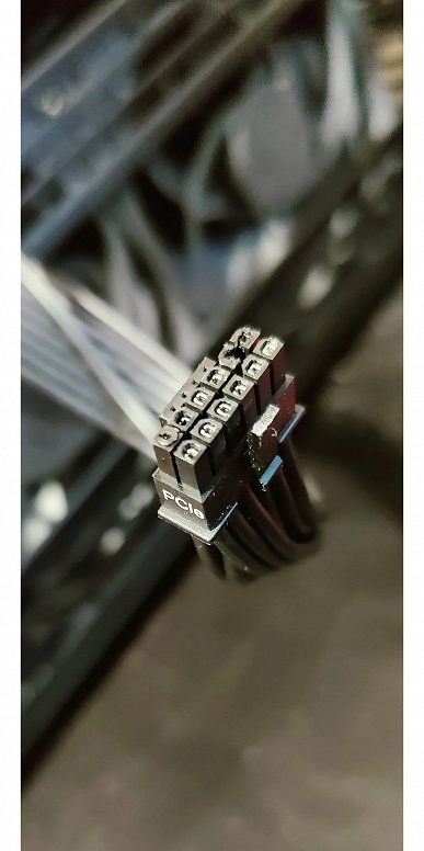 Получается, что условно любая GeForce RTX 5090 в любом ПК потенциально опасна. Даже наличие новейшего блока питания и отсутствие переходников не спасают