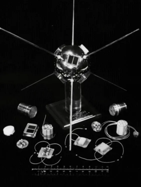  Приборы на борту «Авангард-1» включали ртутные батареи, передатчик, два температурных датчика и маяк, питающийся от шести квадратных солнечных батарей — первый спутник на орбите, питающийся от фотоэлектрических элементов. Он и по сей день остаётся самым старым искусственным объектом, вращающимся вокруг Земли. 