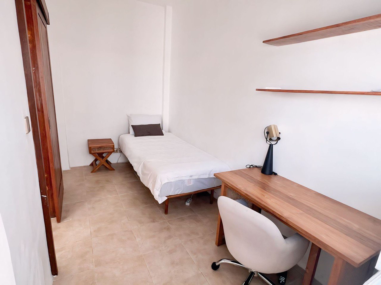 Сейчас мы переделали эту комнату, поставили сюда несколько кроватей.