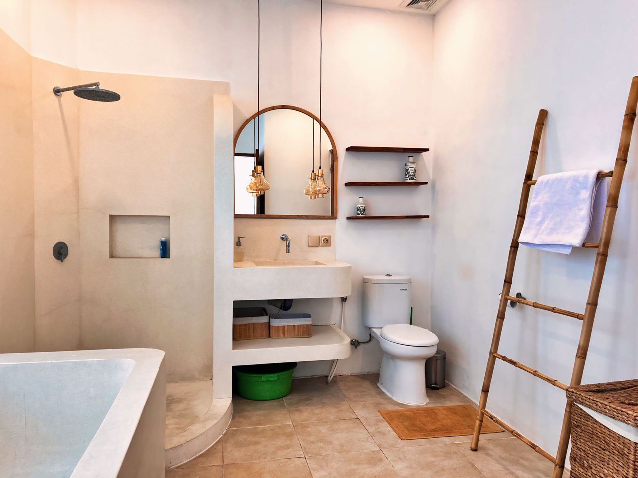 Санузел просторный. Тут есть туалет, раковина, душ и ванная. 