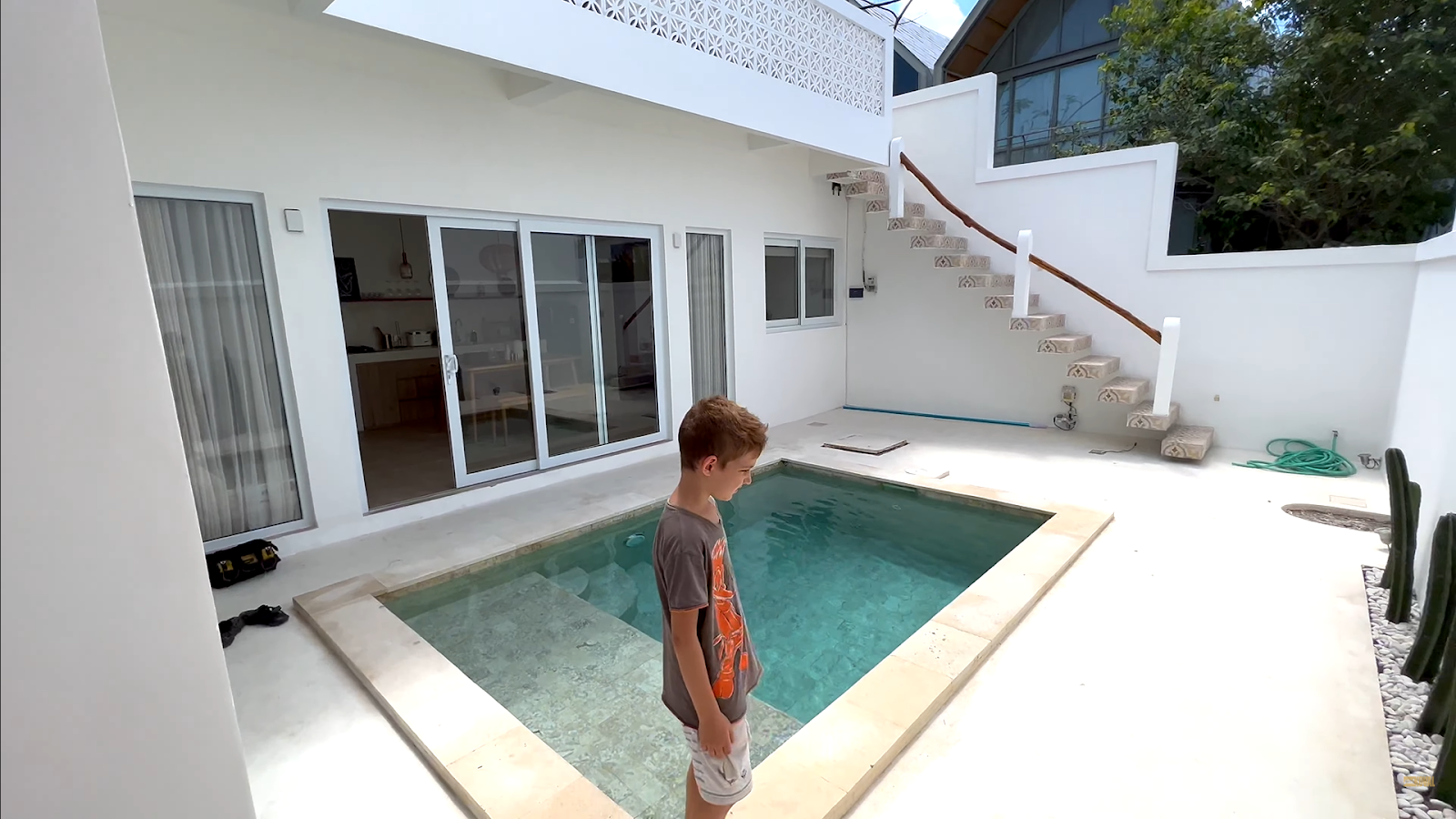 Это типичный дворик на балийской вилле.Тут всё просто и функционально — в центре небольшой бассейн, хватает, чтобы охладиться. Плитка и стены светлые, чтобы двор не нагревался сильно на солнце.  