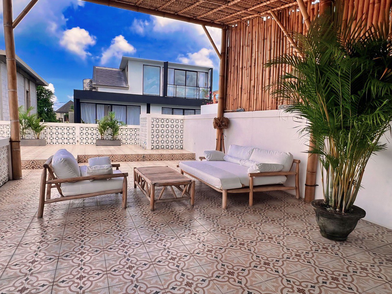 Когда к нам приезжают друзья, они тут и останавливаются. Так как на Бали тепло и можно прям на крыше спать.