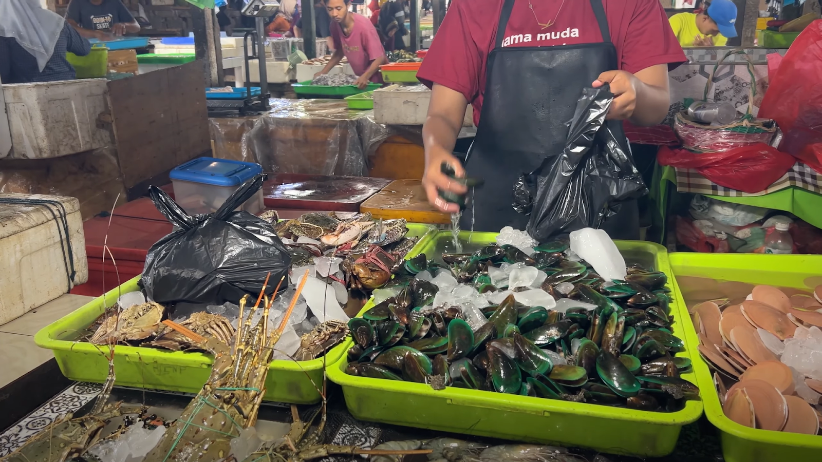 Килограмм крабов стоит 100 000 рупий (500 ₽), мидии — 50 000 рупий (250 ₽) за кг.