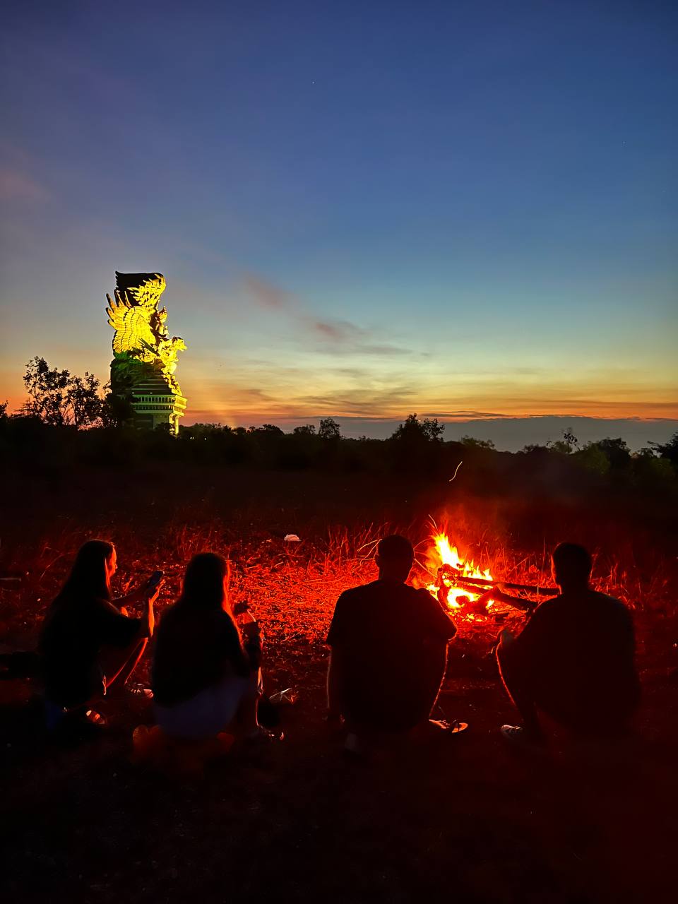 Это мы с друзьями устроили пикник на берегу. На заднем фоне самая высокая статуя в Индонезии — 121-метровая «Гаруда».