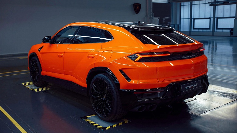 Самый дорогой Lamborghini Urus уже в России: 800 «лошадей» и 60 км на электротяге за 52 млн рублей - 2 Самый дорогой Lamborghini Urus уже в России: 800 «лошадей» и 60 км на электротяге за 52 млн рублей