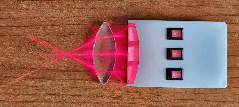 Рис. 19. Преломление лучей лазера в двояковыпуклой линзе  