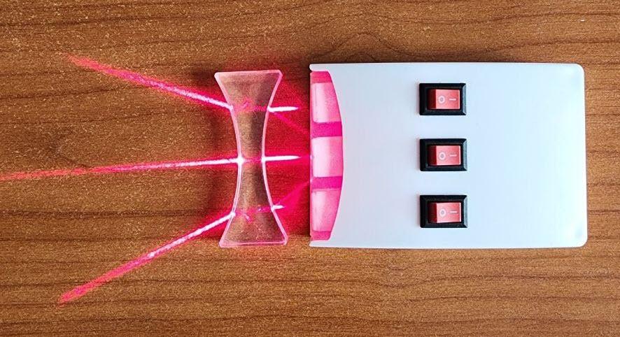 Рис. 20. Двояковыпуклая линза рассеивает лучи лазеров  