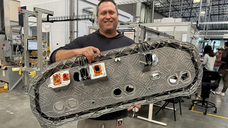 Уникальная батарея меняет правила игры — количество элементов снижено в 10 раз, а надёжность и жёсткость повышены. Представлена новая АКБ Rivian - 2 Уникальная батарея меняет правила игры — количество элементов снижено в 10 раз, а надёжность и жёсткость повышены. Представлена новая АКБ Rivian