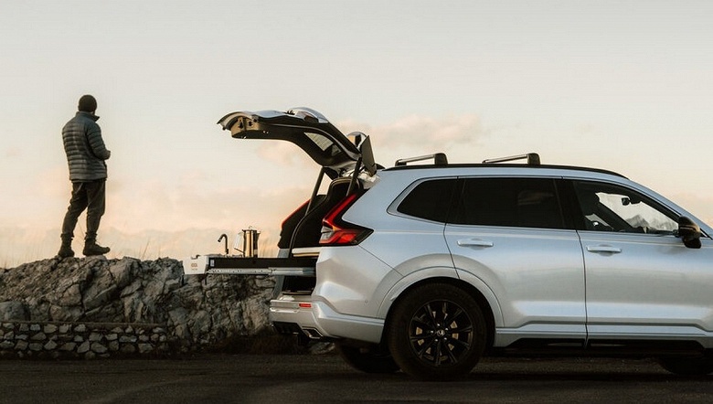 В этом Honda CR-V есть двуспальный матрас, раковина, газовая плитка и многое другое для любителей активного отдыха
