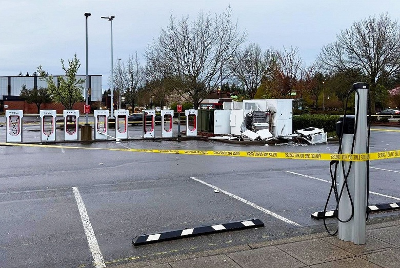 &laquo;Не шутите с критической инфраструктурой&raquo;. На зарядной станции Tesla Supercharger произошёл взрыв