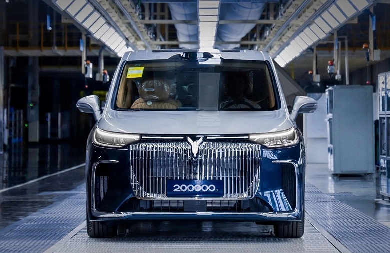 Огромные «ноздри», как у BMW, всплывающие экраны и адаптивная подвеска. Voyah празднует выпуск 200-тысячного автомобиля - 1 Огромные «ноздри», как у BMW, всплывающие экраны и адаптивная подвеска. Voyah празднует выпуск 200-тысячного автомобиля