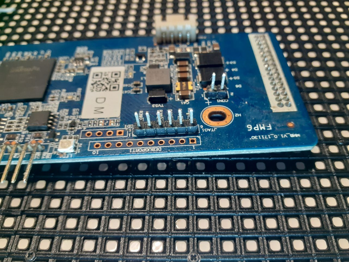 Чтобы припаять эти штырьки, придётся зачистить медь