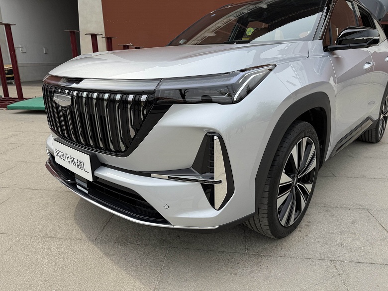 Представлен совершенно новый Geely Atlas 2025: другой дизайн, улучшенный салон, но больше никакого &laquo;автомата&raquo;