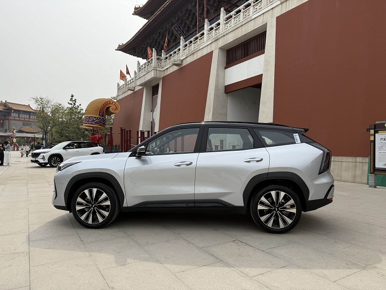 Представлен совершенно новый Geely Atlas 2025: другой дизайн, улучшенный салон, но больше никакого &laquo;автомата&raquo;