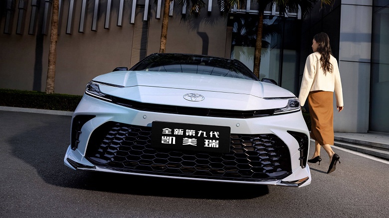 Представлена Toyota Camry 2025: машина поумнела, получила сенсорный руль и сильно подешевела