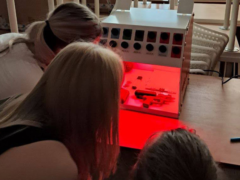 Рис. 15 — Монохромный свет не позволяет видеть даже свой цвет