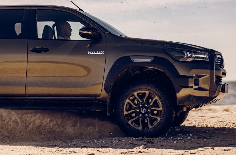 В России начались продажи Toyota Hilux 2025: если подождать, то можно сэкономить 2 млн рублей - 1 В России начались продажи Toyota Hilux 2025: если подождать, то можно сэкономить 2 млн рублей