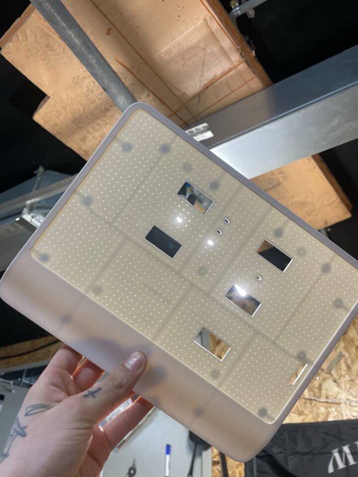 На крышке корпусов тестовой партии сверлили мелкие отверстия, чтобы выпустить газ