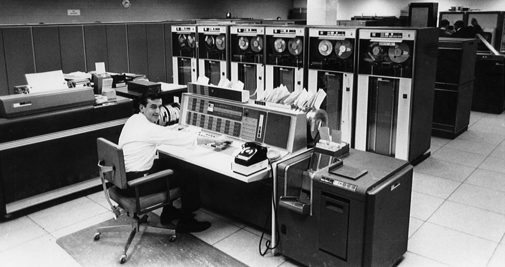 Компьютер IBM 7094 в машинном зале вычислительного центра Колумбийского университета (1964-1968 годы).