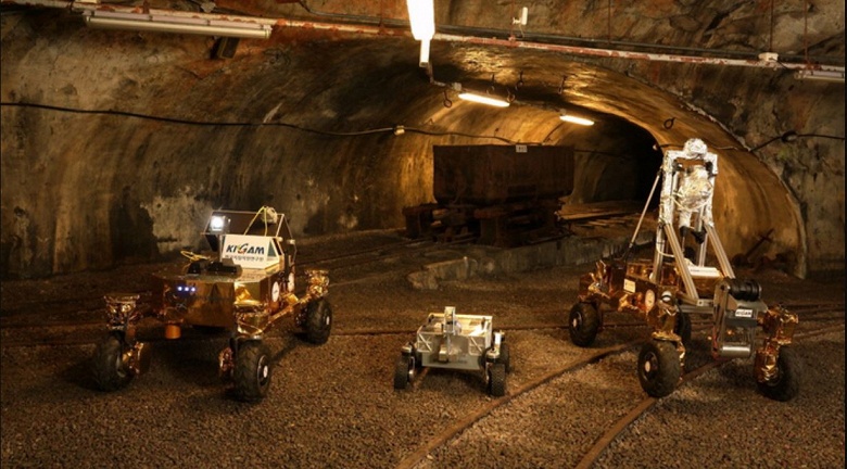 Первый в мире случай, когда подземные шахты используют для испытаний лунной добычи: корейцы очень хотят добывать гелий-3 на Луне, а пока тестируют три лунохода в шахте