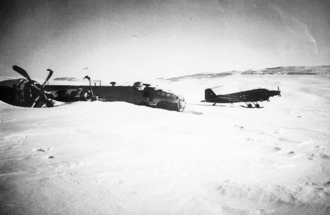 Уникальный DC-3 Кершоу рядом с «Kee Bird»