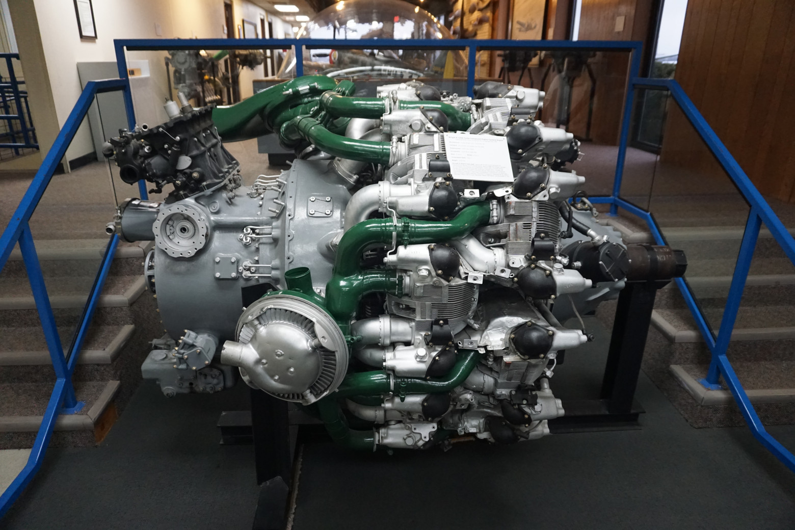 Двигатель от B-29 в авиационном музее Каламазу. Зеленым покрашены выхлопные коллекторы сложной формы, заканчивающиеся круглым импеллером (слева в середине), который приводится в движение непосредственно валом двигателя. Фото: Википедия