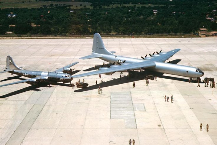 Convair B-36 «Peacemaker» (справа) с толкающими пропеллерами, в сравнении с B-29 «Superfortress» (слева)