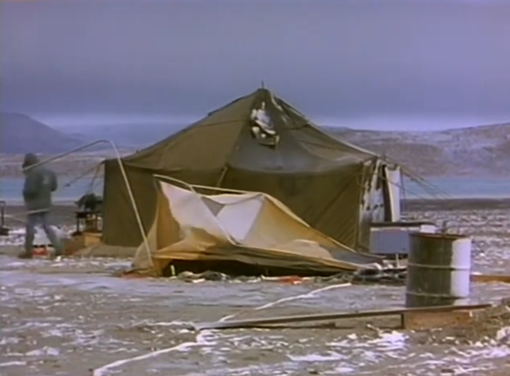 Ветер разрушил лагерь. Кадр из фильма «B-29 Frozen in Time»