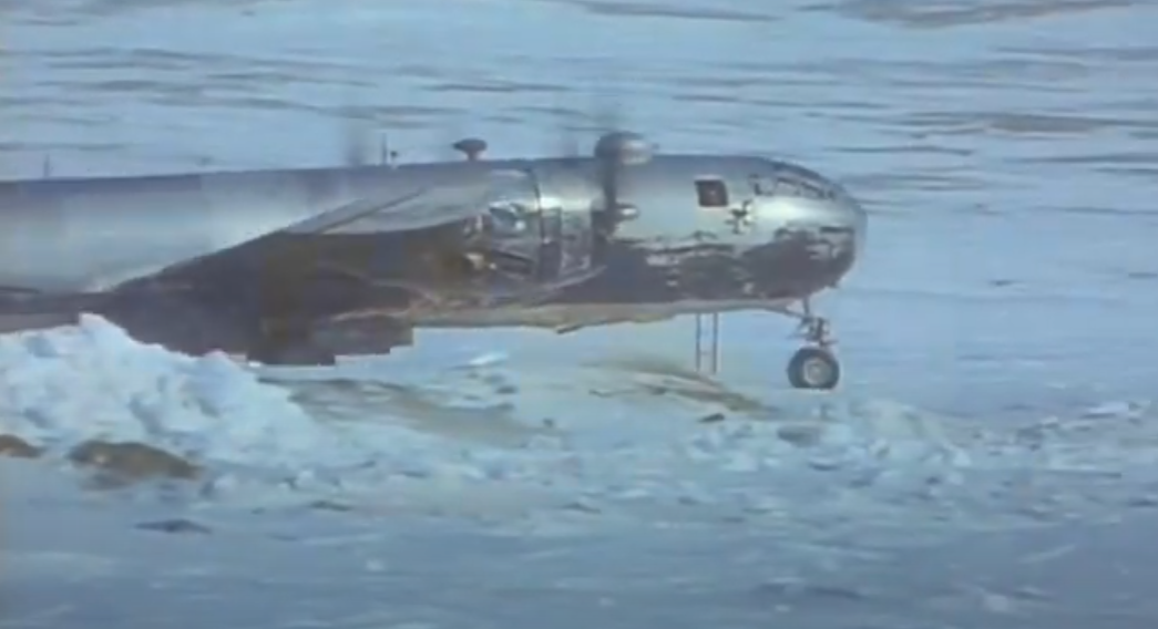 «Kee Bird» разгоняется по озеру. Кадр из фильма «B-29 Frozen in Time» 