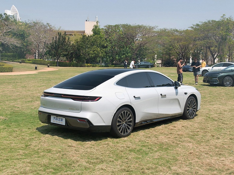 Предложение Geely, от которого сложно отказаться: 5-метровый 380-сильный седан Galaxy Star 8 &mdash; дешевле 20 тыс. долларов (и VIP-сиденья с топовой акустикой в подарок)