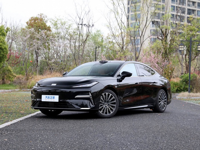 Предложение Geely, от которого сложно отказаться: 5-метровый 380-сильный седан Galaxy Star 8 &mdash; дешевле 20 тыс. долларов (и VIP-сиденья с топовой акустикой в подарок)