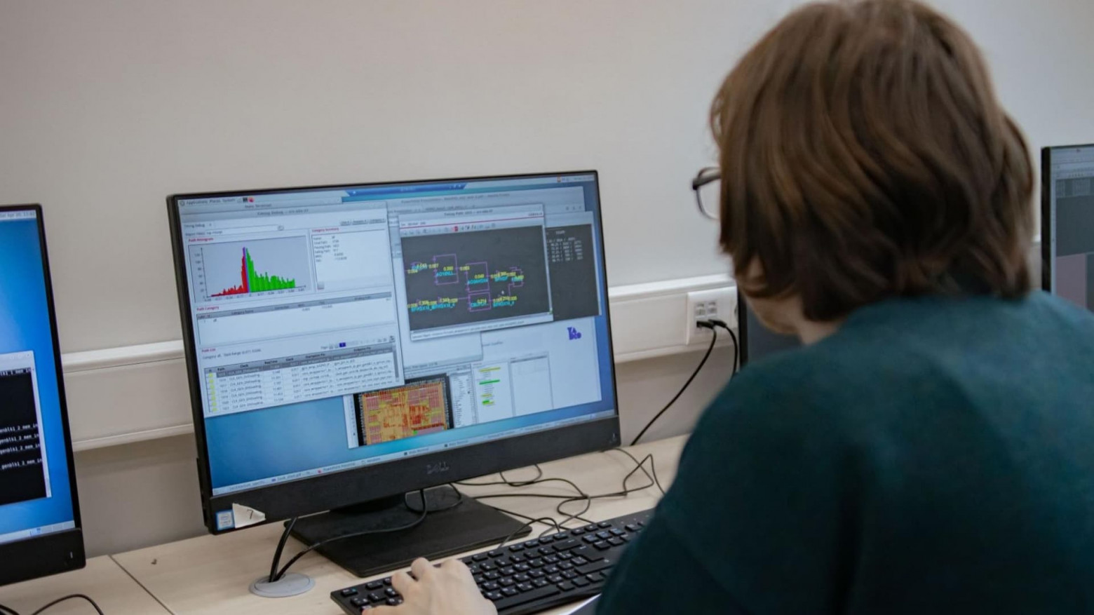 Студент анализирует результаты симуляции цифровой схемы — проверяет корректность работы проектируемого модуля