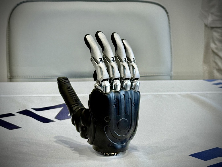 Российская MaxBionic представила бионические кисти с сенсорным мизинцем, собственным генератором схватов и настройкой через облако