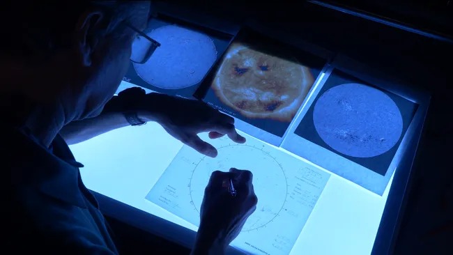 Сокращения в NOAA при Трампе поставили под удар прогнозы солнечных бурь. Под угрозой энергосети и GPS-навигация