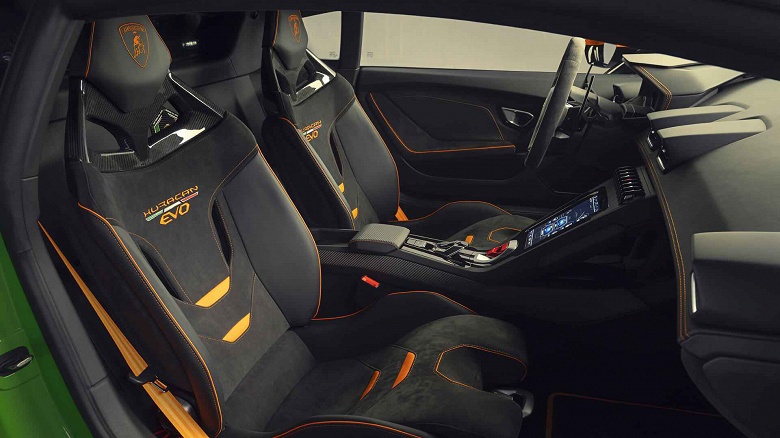 Суперкар старой школы с атмосферным мотором и полным приводом. В России продают Lamborghini Huracan Evo GT Celebration — таких всего 36 штук - 4 Суперкар старой школы с атмосферным мотором и полным приводом. В России продают Lamborghini Huracan Evo GT Celebration — таких всего 36 штук