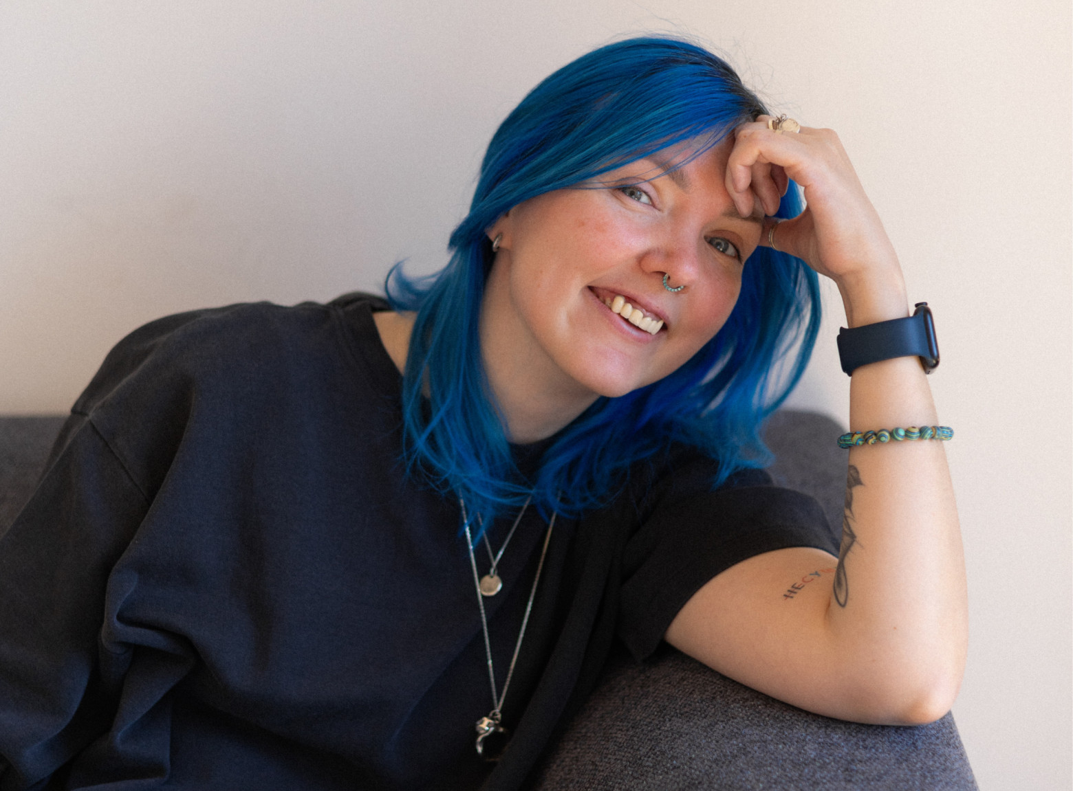 Привет, я Наташа Епейкина — профессиональный фасилитатор. Последние несколько лет помогаю людям и компаниям прокачивать взаимодействия, осознанно договариваться и принимать жизнеспособные решения.