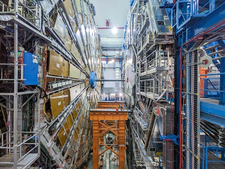 ЦЕРН совершил прорыв: эксперимент ATLAS впервые зафиксировал рождение топ-кварков в столкновениях свинца