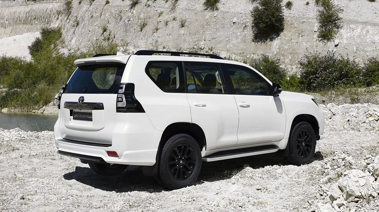 Дилеры РФ пытаются избавиться от новых Toyota Land Cruiser Prado 2022 года: их продают вдвое дешевле машин 2025 года