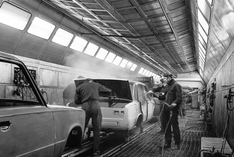 Легендарная &laquo;Копейка&raquo; готовится к производству на зрелищных исторических фото. АвтоВАЗ празднует 55 лет с начала работы окрасочного цеха