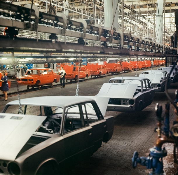 Легендарная &laquo;Копейка&raquo; готовится к производству на зрелищных исторических фото. АвтоВАЗ празднует 55 лет с начала работы окрасочного цеха