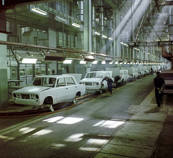 Легендарная &laquo;Копейка&raquo; готовится к производству на зрелищных исторических фото. АвтоВАЗ празднует 55 лет с начала работы окрасочного цеха