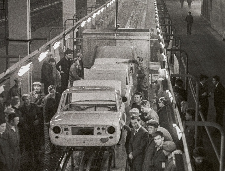 Легендарная &laquo;Копейка&raquo; готовится к производству на зрелищных исторических фото. АвтоВАЗ празднует 55 лет с начала работы окрасочного цеха